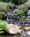 Kleine Wasserfälle im Bergpark